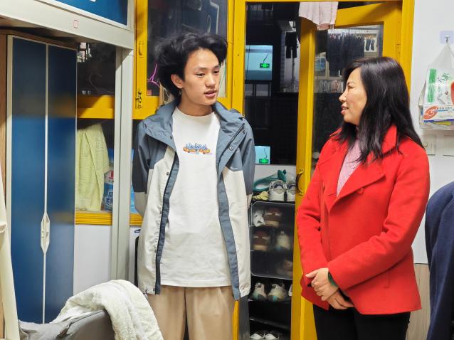 4.7 党委书记深入学生寝室 1